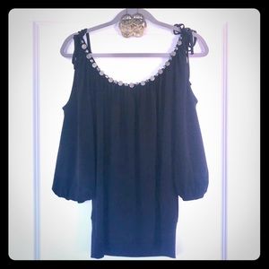 Cache Cold-Shoulder Top